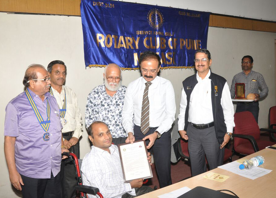 CEO of Pune Metropolitan Region Development Authority (PMRDA) Mr. Mahesh Zagde felicitating Mr. Nilesh Chhadawelkar with Vocational Excellence Award given by Rotary Club of Pune Mid East, at Pune